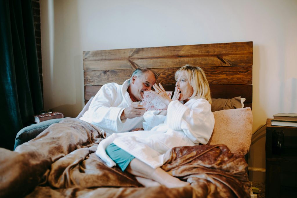 Ein Paar im Bett, mit Bademantel