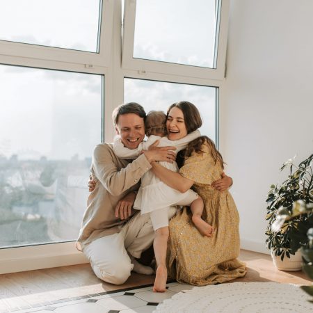Eine Familie umarmt sich innig – ein bewegender Moment voller Wärme, Liebe und Zusammenhalt. Das Bild steht für Geborgenheit, Vertrauen und die Stärke familiärer Bindung.